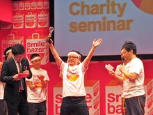 ベスト秒殺の称号を手にしたバッファロー吾郎・木村。「町田市の電気を全部ともせる」と自負した。5月5日には、品川・ステラボールにて大喜利大会「ダイナマイト関西GW」を開催。6月17日には「ダイナマイト関西」と「秒殺」のコラボイベント「ダイナマイト秒殺」を開催予定。