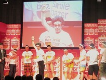 多様な自己紹介ギャグを持つ流れ星・ちゅうえい。独特な体の動きが笑いを誘った。