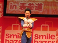 東日本大震災チャリティーイベント「smile bazar」にて行われたイベント「出張！R藤本のはじまざ!! in 表参道」。「他事務所1組、フリー3組、アマチュアの歌で始まるイベント」という自由さに、さすがのベジータことR藤本も一瞬不安な顔を見せた。