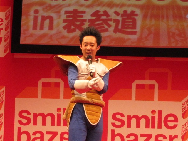 東日本大震災チャリティーイベント「smile bazar」にて行われたイベント「出張！R藤本のはじまざ!! in 表参道」。「他事務所1組、フリー3組、アマチュアの歌で始まるイベント」という自由さに、さすがのベジータことR藤本も一瞬不安な顔を見せた。