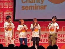 写真中央はゲストのスパイク。小川はNSC時代に同期からプレゼントをもらったという話も。一方の松浦は石田から「よく見ると顔が曲がっている」と指摘されてしまった。