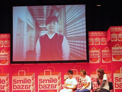 4月30日に東京・表参道ヒルズにて行われてた東日本大震災チャリティーイベント「smile bazar」の「恋愛シュミレーション ～禁断の学校へようこそ～」ライブ風景。