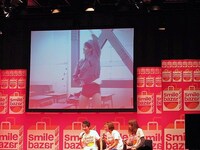 用務員役のジューシーズ児玉。途中真面目なセリフを語る場面があったものの、変態キャラ全開。