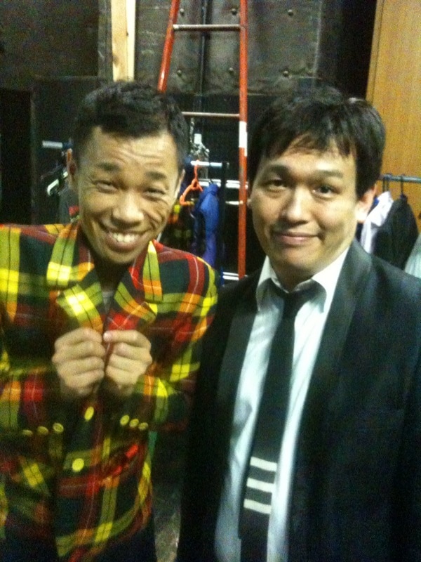 東京・北沢タウンホールにて行われた単独ライブ「COWCOW LIVE 2011」の初日を終えたばかりのCOWCOW。初日ならではのハプニングも含めて会場は大いに楽しんだ様子だった。