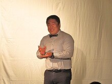 テンションの高い漫談を2本披露したいけだてつや。思わず笑ってしまうその口調に観客もどんどん惹きつけられた。