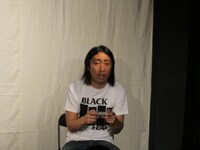 自身のギャグや過去のキャラを取り入れたネタを披露したゆってぃ。もう1本は、サッカーチームのキャプテンをテーマにしたコントを展開。