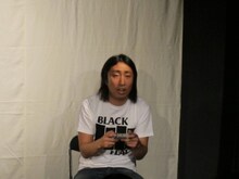 自身のギャグや過去のキャラを取り入れたネタを披露したゆってぃ。もう1本は、サッカーチームのキャプテンをテーマにしたコントを展開。