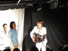 「つまんてぃ、スベりました」と、これでもかと熱唱するAMEMIYA。「みなさんがスベッたときにはAMEMIYAを呼んでいただきたい」と推した。