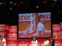 少年少女。坂口が足でメガネを外す芸は、システム的に無理ということで不採用。品庄からも「どや顔がむかつく」と言われてしまった。