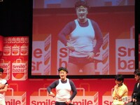 テレビでもおなじみの小道具芸を披露したくまだまさし。娘が3歳半になるということで、品川から「頑張ろう」と励ましを受けた。