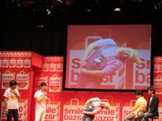 GO！皆川。KARAバージョン、正月バージョンの「ウンチョコチョコチョコピー」も披露。