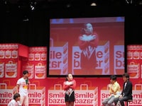 増谷キートンのネタ「浅田真央のトリプルアクセルをスーパースローで見せる」の小道具を動かすため品川が協力。