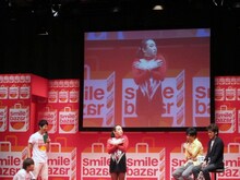 増谷キートンのネタ「浅田真央のトリプルアクセルをスーパースローで見せる」の小道具を動かすため品川が協力。