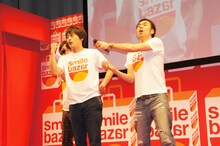 3回連続二重跳びに成功し「かっとビングだぜ！」とポーズを決めるフルーツポンチ村上。