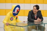 「VS日村」の一場面。日村（左）がダーツの的のような特製スーツを着用している。(c)テレビ朝日