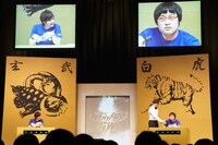強気なパフォーマンスで登場した山里を見た司会のゴエは、藤原に「ビシャンと黙らせてください」と激励。藤原も「空手でやっちゃいますか」となんとか黙らせたい意志を見せた。