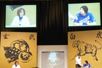 それぞれ2回目の登場となったつんく♂と山内圭哉（Piper）。つんく♂はこの日中野サンプラザで行われていた「ドリーム モーニング娘。 コンサートツアー2011 春の舞 ～卒業生 DE 再結成～」を欠席してこちらに出場。