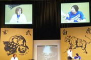 それぞれ2回目の登場となったつんく♂と山内圭哉(Piper)。つんく♂はこの日中野サンプラザで行われていた「ドリーム モーニング娘。 コンサートツアー2011 春の舞 ~卒業生 DE 再結成~」を欠席してこちらに出場。