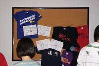 会場ではTシャツなどのオリジナルグッズを販売。