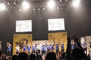東京・品川ステラボールにて開催されたバッファロー吾郎主催「ダイナマイト関西GW」の一場面。最後は全員で“Wヤング式”「W」のポーズを決めた。6月17日には東京・よみうりホールにてギャグイベント「秒殺」とのコラボイベント「ダイナマイト関西×秒殺」が開催。