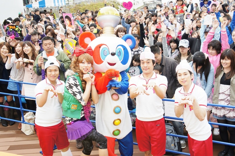 「笑顔と元気だ！ピラメキーノ ファン祭り ～うたに踊りにヒーローショーもあるよ～」に登場し、ファンとともに写真撮影に応じるはんにゃとフルーツポンチ。