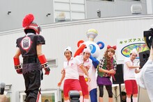 地獄白黒団の乱入にうろたえるはんにゃとフルーツポンチ。