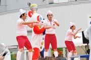 「ピラメキたいそう」を歌い踊るはんにゃ川島、フルーツポンチ村上、フルーツポンチ亘（左から）。