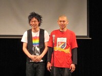 しんのすけとシャン。万引き犯を捕まえてカッコよくセリフを決めようとする。