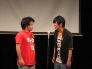 ザ・ゴリラバンド。家電量販店の店員と客をリズミカルに披露。