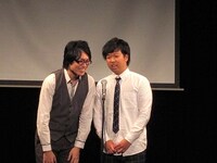 ソフトアタッチメント。おしゃれな服屋の店員と客の漫才を展開。