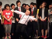 ライブのエンディングでギャグを披露したあめん・キューティー上木。