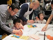 子どもたちは母親への感謝のメッセージをカラフルな文字とイラストで表現。