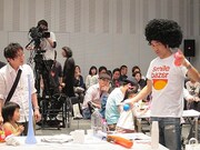 ワークショップの合間にも、子どもたちを楽しませようとする芸人たち。