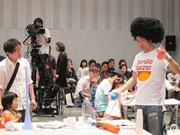 ワークショップの合間にも、子どもたちを楽しませようとする芸人たち。