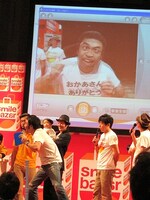 映像作品のお手本を見せるワッキー。