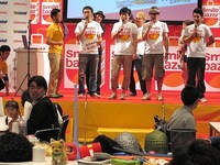 会場の真ん中に堂々と置いてある小道具にお笑い魂を感じる芸人たち。