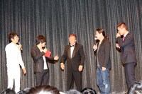 ショージはライブにガラガラ声で登場。「普通のことを大声で喋る舞台に出た」と理由を説明。