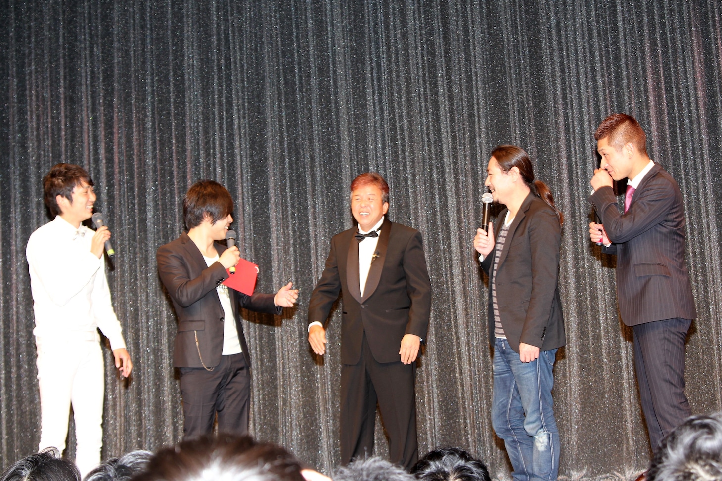 ショージはライブにガラガラ声で登場。「普通のことを大声で喋る舞台に出た」と理由を説明。