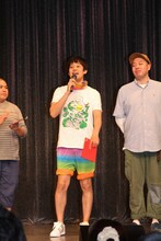 被災地出身の芸人、マキシマムパーパーサム長澤、佐久間一行（中央）。