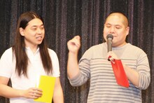 POISON GIRL BAND阿部（左）と三瓶（右）。三瓶は「三瓶です」のギャグをマイクを持ち替えながらたどたどしく披露。