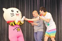 佐久間がデザインした劇場のマスコットキャラクター・ルミにゃん。チャリティグッズの人形は一部が寄付金となる。