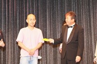 ショージの弟子であるベン山形。ショージファミリーの温かいメンバーは彼の登場に大喜び。