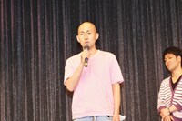 躊躇なくモノマネを披露したベン山形。同劇場のユニットコントにショージとともに出演した経験もある。