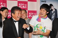 ライブ後に行われた会見の様子。