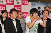 ライブ後に行われた会見の様子。