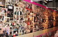 劇場の廊下にはこれまでの10年間のライブや楽屋写真が大量に展示。こけら落としの日にバイク事故で入院している千原ジュニアの写真の横で千原せいじが漫談をしている写真、まだタカアンドトシ・タカが痩せていた頃の写真など、貴重な写真がすべて1枚200円で販売されている。