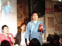 ゲストの今泉。人気のネタ「言ってみて～」を披露。ネタの話では「本能寺の変の打ち上げ」というネタに全員食いついた。