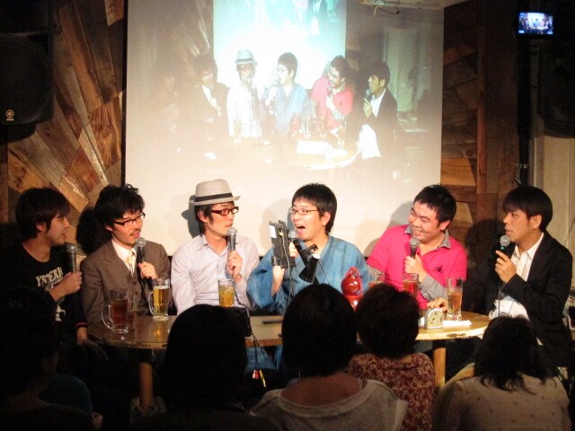 東京・新宿Naked Loftにて開催された大輪教授、スパローズ、飛石連休・藤井、くじらによるトークライブ「若手ベテラン会」。ゲストは今泉。芸歴15年を越えてなお若手芸人と呼ばれる彼らの爆笑トークが満載となっている。