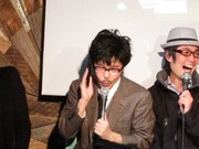 大輪教授の通話スタイル。ケータイにはバイブ機能もついており、着信を知らせるランプもほのかに点灯する。