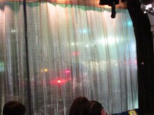 窓の外にはケータイで通話している大輪教授の姿がうっすらと。